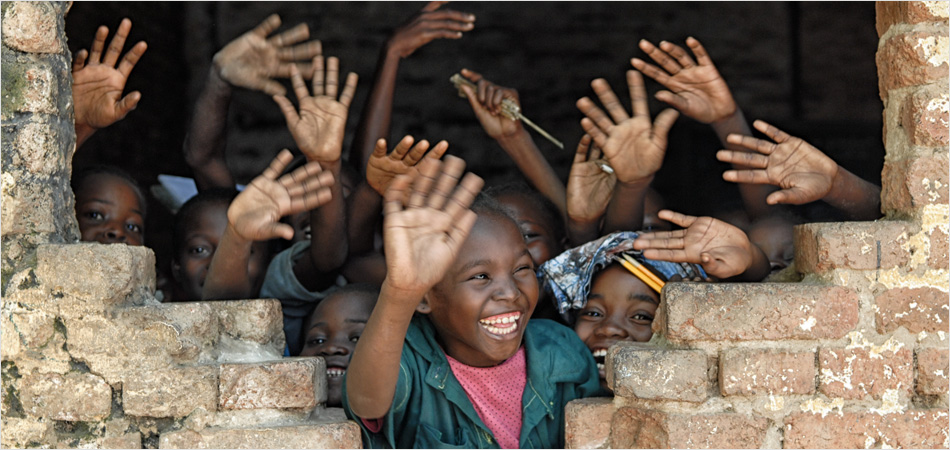 Children smiling and waving